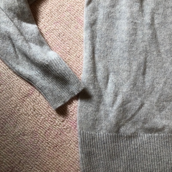 BLOOMINGDALES NWT soft grey cashmere sweater S - Picture 3 of 7